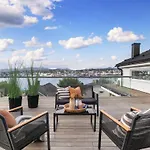 Moderne Sentral Med Fantastisk Utsikt Over Byen Villa