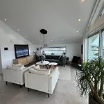 Moderne Sentral Med Fantastisk Utsikt Over Byen *