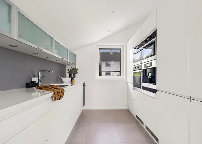 Moderne Sentral Med Fantastisk Utsikt Over Byen Вилла