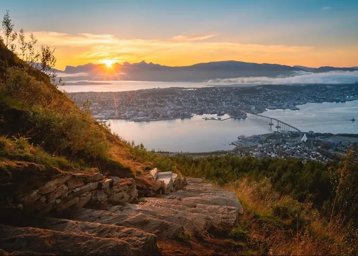 Moderne Sentral Med Fantastisk Utsikt Over Byen Тромсё